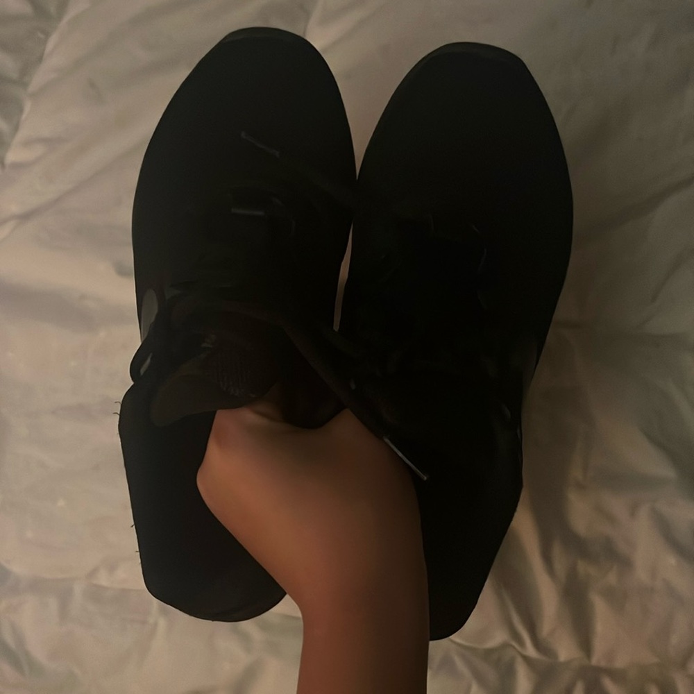 Nike black running shoes new (worn once, no smoke, no pets)